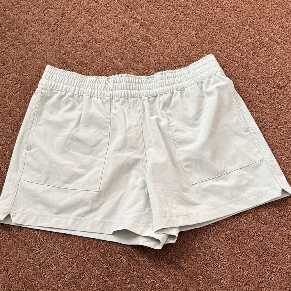 Faherty size medium women’s all day shorts-light green color